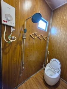 Un baño con inodoro y ducha. en Cây Trôm Homestay, en Ninh Hải 6 fotos más