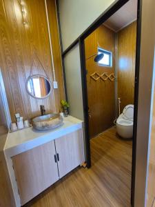 un baño con lavabo e inodoro en Cây Trôm Homestay, en Ninh Hải