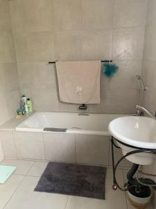 比勒陀利亚Cottage @19th的带浴缸和水槽的浴室