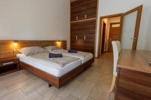 Posteľ alebo postele v izbe v ubytovaní Jacht Apartmanok