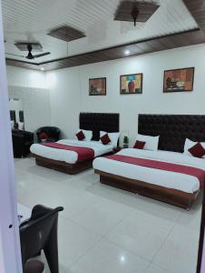 two beds in a room with two beds sidx sidx sidx at Golden Oak Villa Mussoorie in Rājpur
