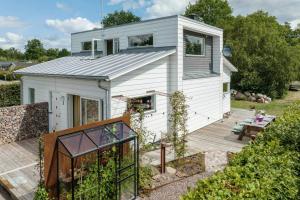 费尔耶斯塔登Bolmen的白色的小房子,设有木甲板