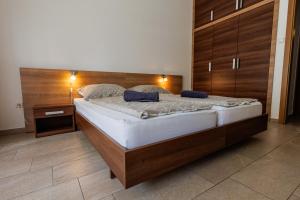 Posteľ alebo postele v izbe v ubytovaní Jacht Apartmanok