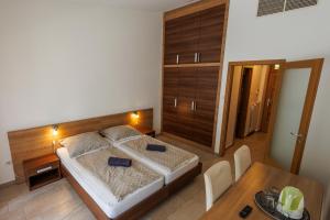 Posteľ alebo postele v izbe v ubytovaní Jacht Apartmanok