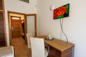 Televízia a/alebo spoločenská miestnosť v ubytovaní Jacht Apartmanok