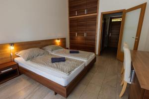 Posteľ alebo postele v izbe v ubytovaní Jacht Apartmanok