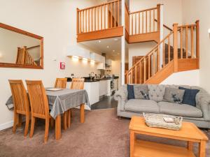 un salon avec une table et un canapé dans l'établissement 7 Sandpiper, à Carnforth