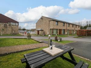 une table de pique-nique en bois avec un verre à vin dessus dans l'établissement 7 Sandpiper, à Carnforth