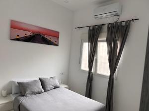 Posteľ alebo postele v izbe v ubytovaní Apartamento en Planta Baja Cerca de la Playa en Badalona