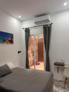 Posteľ alebo postele v izbe v ubytovaní Apartamento en Planta Baja Cerca de la Playa en Badalona