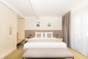 Postel nebo postele na pokoji v ubytování Hotel Pima Budva