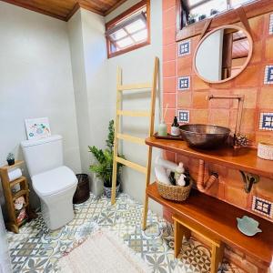 a bathroom with a sink and a toilet at Vale Vijaya bem estar em meio à natureza in Teresópolis