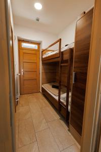 Posteľ alebo postele v izbe v ubytovaní Jacht Apartmanok