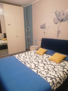 A bed or beds in a room at La Casa Blu- Forum di Assago, Ospedale Humanitas, Milanofiori, IEO