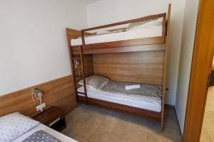Posteľ alebo postele v izbe v ubytovaní Jacht Apartmanok