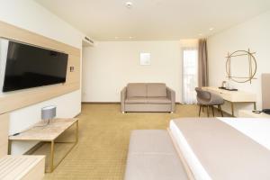TV a/nebo společenská místnost v ubytování Hotel Pima Budva