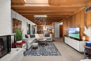 een woonkamer met een bank en een tafel bij Casa de La Rosa in Santa Fe NM in Santa Fe