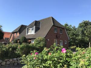 ザンクト・ペーター・オルディングにあるFrida SPO Ferienwohnung Nordsee mit Hundの赤レンガ造りの屋根