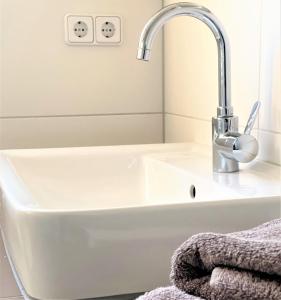 ザンクト・ペーター・オルディングにあるFrida SPO Ferienwohnung Nordsee mit Hundのバスルーム(白い洗面台、蛇口付) +49枚の写真