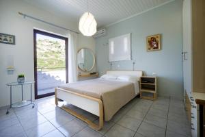 Katil atau katil-katil dalam bilik di Ostria Seaside House