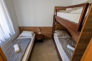 Posteľ alebo postele v izbe v ubytovaní Jacht Apartmanok