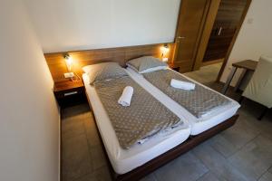 Posteľ alebo postele v izbe v ubytovaní Jacht Apartmanok