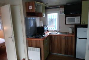 Η κουζίνα ή μικρή κουζίνα στο Mobil home camping 4 étoile
