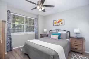 Ένα ή περισσότερα κρεβάτια σε δωμάτιο στο The Cove 13-4 By SDC, Big Deck, Pool, Hot Tub, By Lake , No Stairs