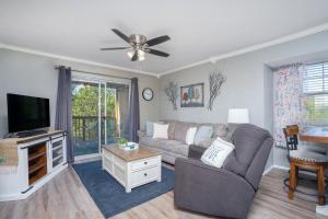 Μια τηλεόραση ή/και κέντρο ψυχαγωγίας στο The Cove 13-4 By SDC, Big Deck, Pool, Hot Tub, By Lake , No Stairs