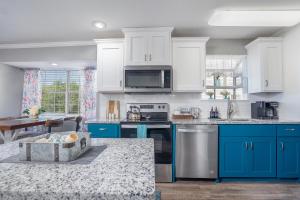 Η κουζίνα ή μικρή κουζίνα στο The Cove 13-4 By SDC, Big Deck, Pool, Hot Tub, By Lake , No Stairs