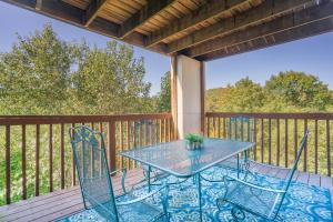 Μπαλκόνι ή βεράντα στο The Cove 13-4 By SDC, Big Deck, Pool, Hot Tub, By Lake , No Stairs