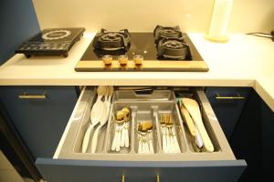 Η κουζίνα ή μικρή κουζίνα στο The Sapphire Suite