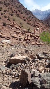 ein kleines Dorf an der Seite eines Berges in der Unterkunft gite Imouzar in Iabassene