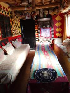 ein Zimmer mit einem Bett und einer Matratze in einem Bus in der Unterkunft gite Imouzar in Iabassene