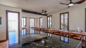 ein Esszimmer mit einem im Boden eingelassenen Aquarium in der Unterkunft Paz del Mar 24 guests in Puerto Peñasco