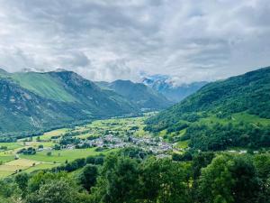 a town in a valley with mountains in the background at Appartement avec balcon et vue sur les montagnes in Bielle