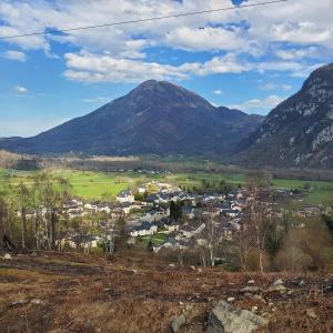 a town in a valley with mountains in the background at Appartement avec balcon et vue sur les montagnes in Bielle +4 photos