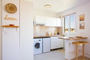 Kuchyň nebo kuchyňský kout v ubytování L'Arizona - 2 min de la Gare - Lit Queen Size + 2 fotografie