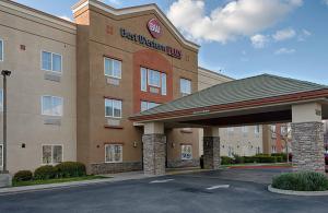 a best western turtle inn with a parking lot at Best Western Plus Delta Inn & Suites in Oakley