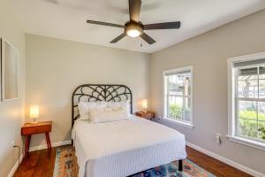 ein Schlafzimmer mit einem Bett und einem Deckenventilator in der Unterkunft Creekside Cottage with Deck and Hot Tub in Belton in Belton