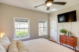 ein Schlafzimmer mit einem Bett und einem Flachbildfernseher in der Unterkunft Creekside Cottage with Deck and Hot Tub in Belton in Belton