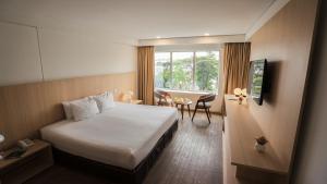 A bed or beds in a room at Dazzler by Wyndham Lima Miraflores