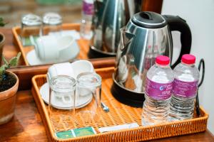 Příslušenství pro přípravu čaje a kávy v ubytování The Kandy Home & City mirror Hostel + 24 fotografií