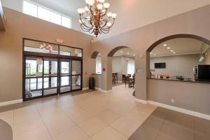 a large lobby with a chandelier and a dining area at Best Western Plus Delta Inn & Suites in Oakley