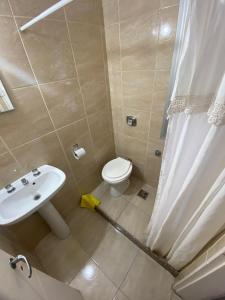 a bathroom with a toilet and a sink and a shower at Apart Hostel habitación con baño privado in Marcos Juárez +46 photos