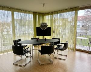 a dining room with a table and chairs at Ferienwohnung triLogie am See - Maulbeere in Stetten