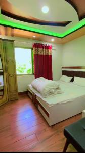 Postel nebo postele na pokoji v ubytování Moonlight guesthouse gamba skardu + 1 fotografie