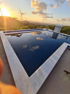 einen Pool mit Blick auf Windturbinen in der Unterkunft Margarida 03 in Monte das Gameleiras