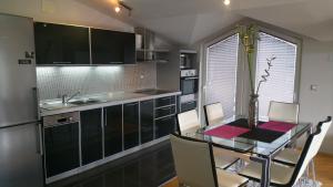 Ett kök eller pentry på Comfort Deluxe Kosmos Apartments