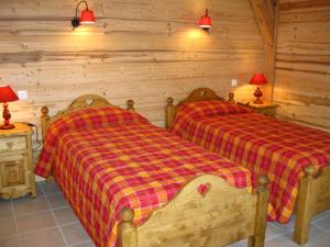 מיטה או מיטות בחדר ב-Ferme Auberge du Bessard